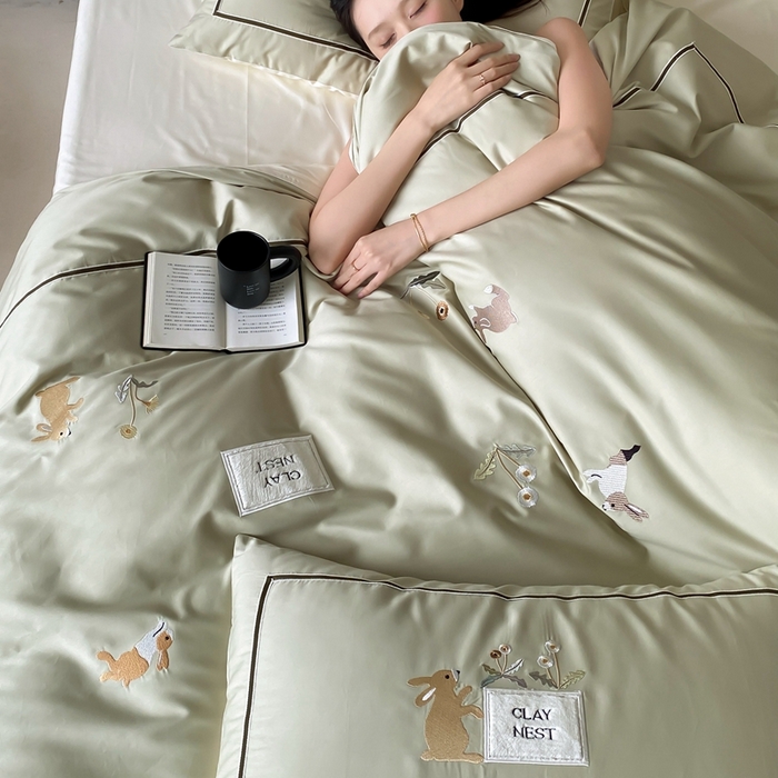 91家纺网 家纺一手货源 找家纺 初拾 2025新款100s全棉纯棉治愈系绣花四件套-雏菊兔 雏菊兔-青草绿