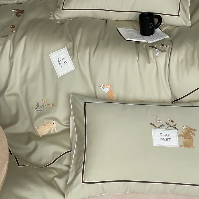 91家纺网 家纺一手货源 找家纺 初拾 2025新款100s全棉纯棉治愈系绣花四件套-雏菊兔 雏菊兔-青草绿