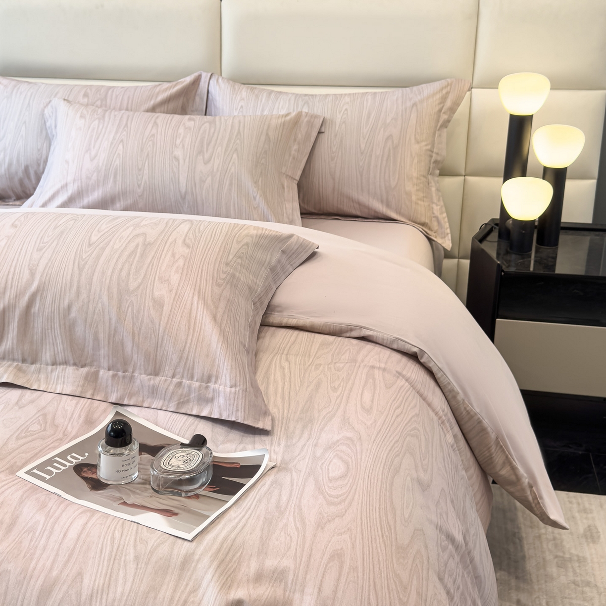 91家纺网 家纺一手货源 找家纺 洺兰家居 2025新款高支高密轻奢数码印花四件套长绒棉纯棉四件套 木纹-棕