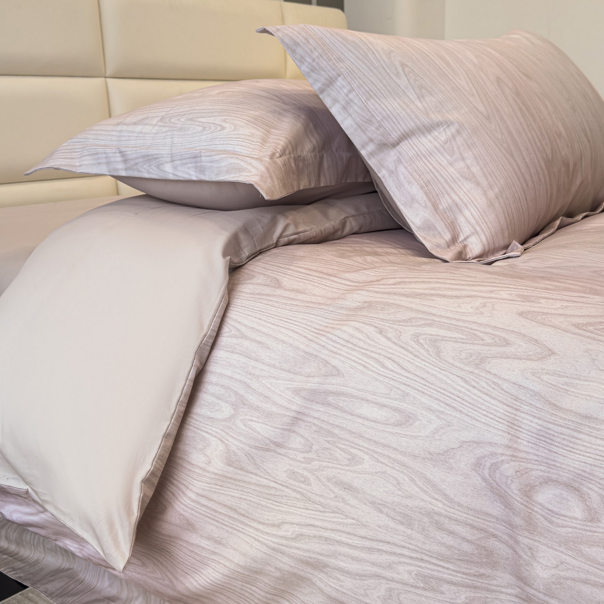 91家纺网 家纺一手货源 找家纺 洺兰家居 2025新款高支高密轻奢数码印花四件套长绒棉纯棉四件套 木纹-棕