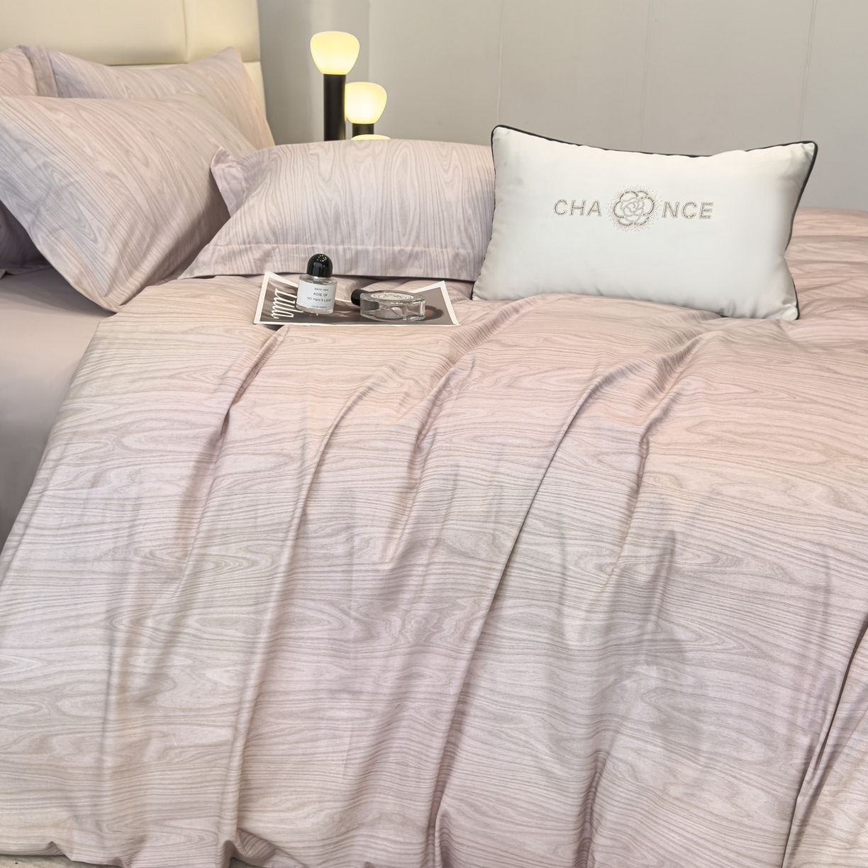 91家纺网 家纺一手货源 找家纺 洺兰家居 2025新款高支高密轻奢数码印花四件套长绒棉纯棉四件套 木纹-棕