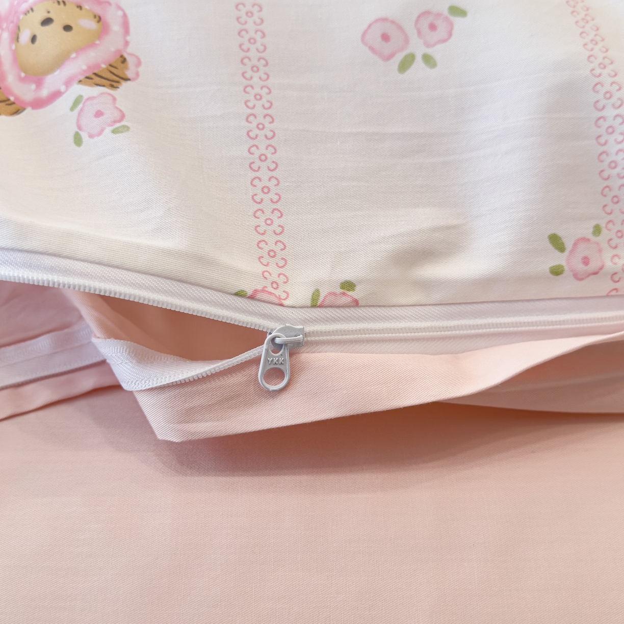 91家纺网 家纺一手货源 找家纺 洺兰家居 2025新款高支高密轻奢数码印花四件套长绒棉纯棉四件套 童趣-粉