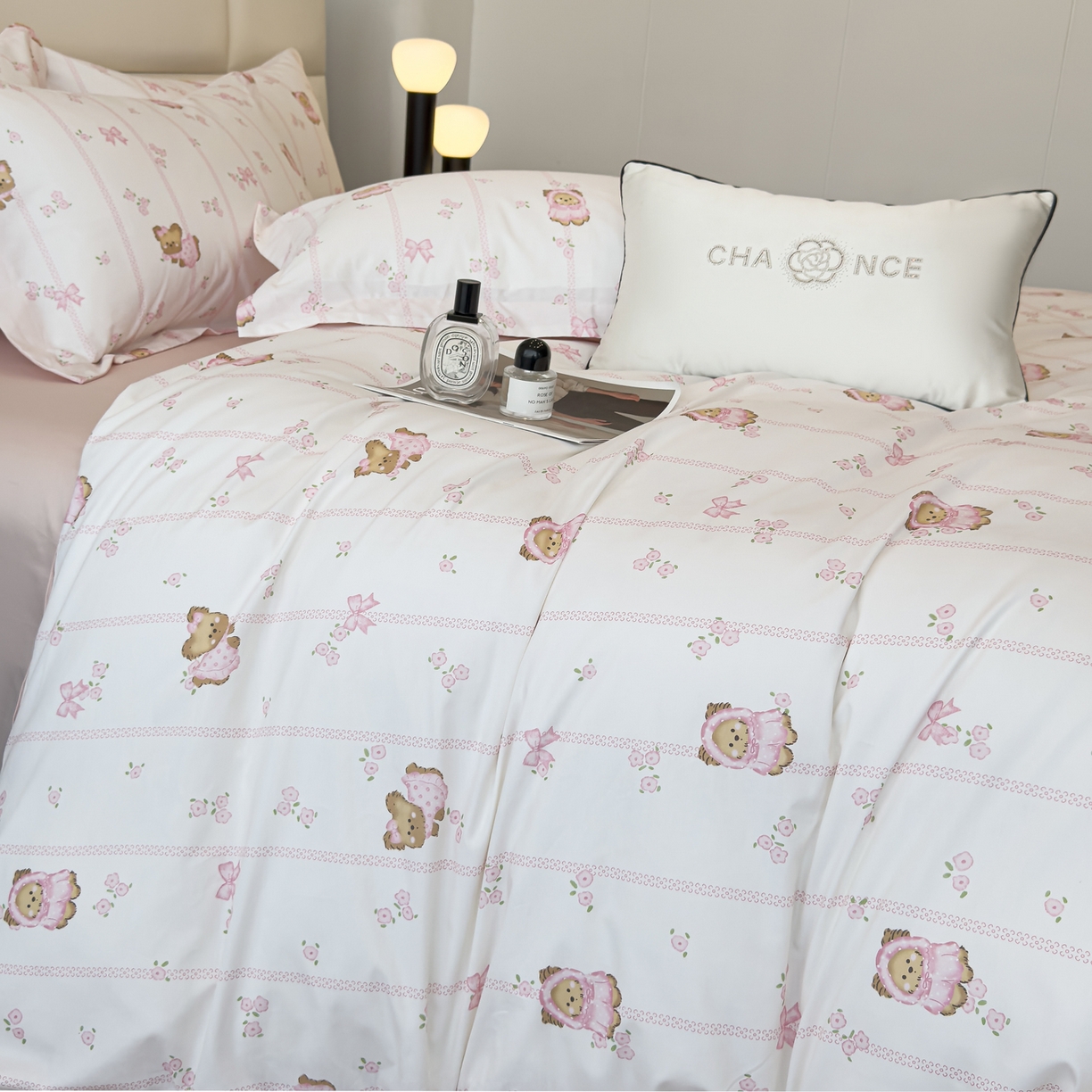 91家纺网 家纺一手货源 找家纺 洺兰家居 2025新款高支高密轻奢数码印花四件套长绒棉纯棉四件套 童趣-粉