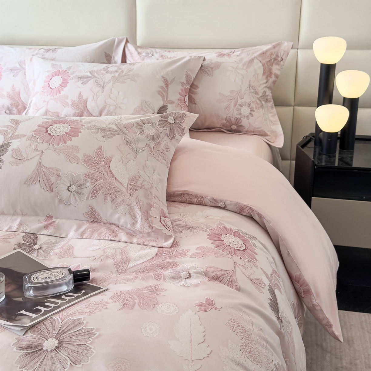 91家纺网 家纺一手货源 找家纺 洺兰家居 2025新款高支高密轻奢数码印花四件套长绒棉纯棉四件套 之简-粉