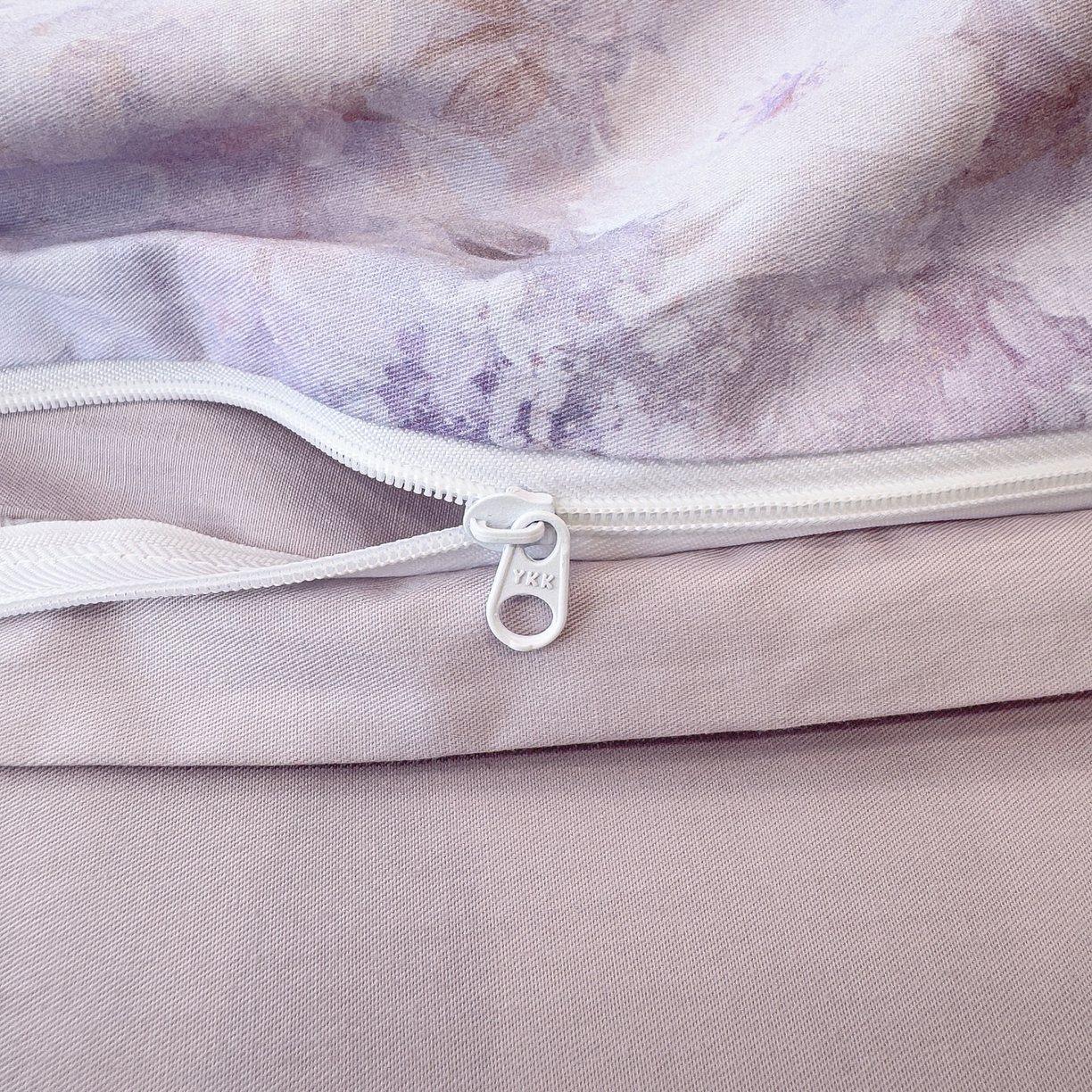 91家纺网 家纺一手货源 找家纺 洺兰家居 2025新款高支高密轻奢数码印花四件套长绒棉纯棉四件套 枝瑾-紫