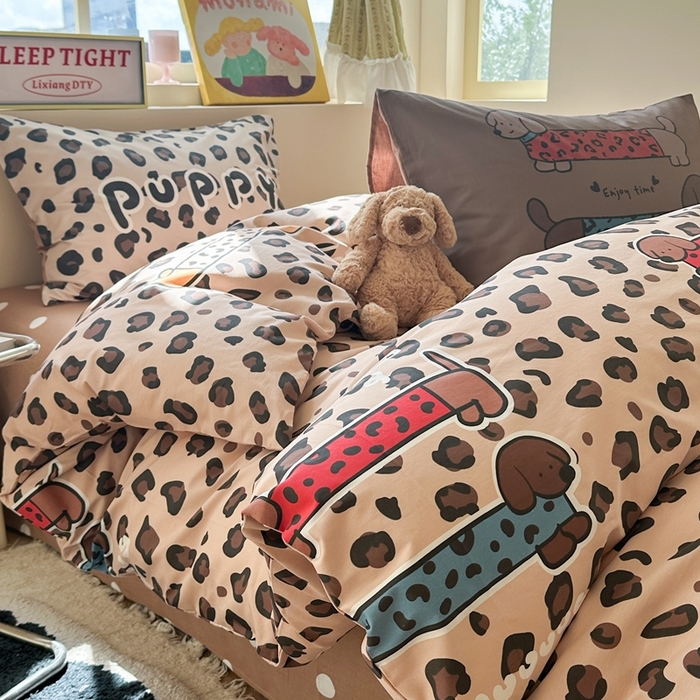 91家纺网 家纺一手货源 找家纺 觅糖家纺 2025新款开学季40支13370全棉纯棉斜纹四件套 腊肠狗咖