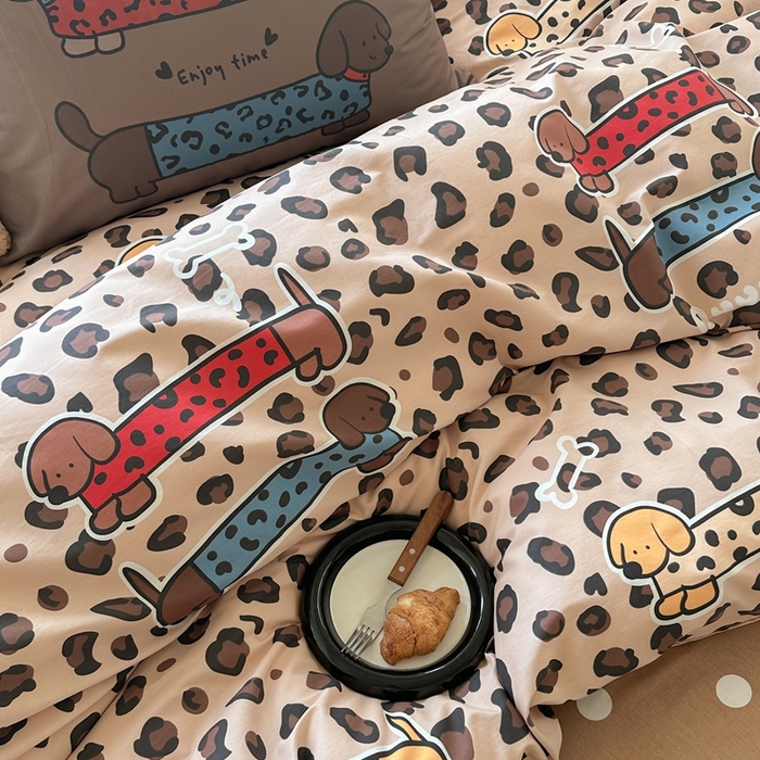 91家纺网 家纺一手货源 找家纺 觅糖家纺 2025新款开学季40支13370全棉纯棉斜纹四件套 腊肠狗咖