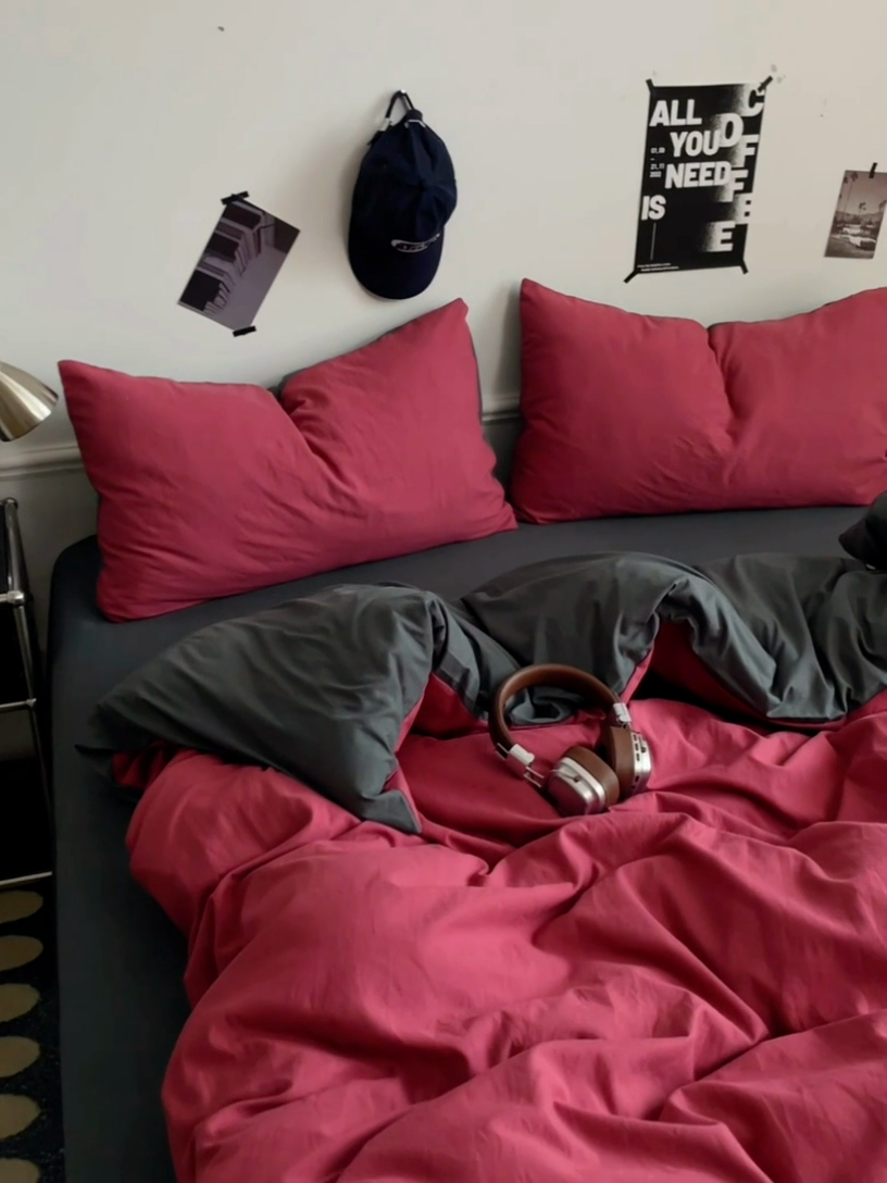 91家纺网 家纺一手货源 找家纺 梦卓家纺 2025爆款ins风超柔褶皱亲肤磨毛水洗棉四件套 石榴红深灰