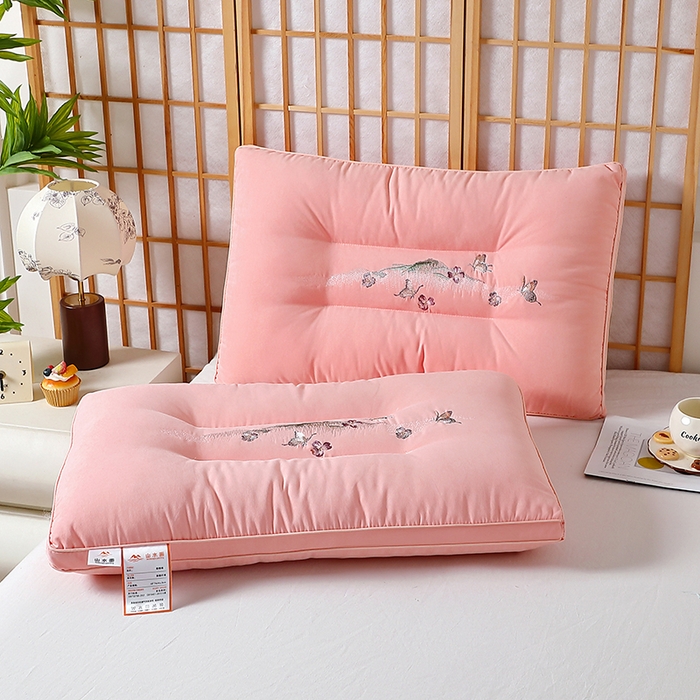 91家纺网 家纺一手货源 找家纺 怡薇格枕芯 2025新款亲肤蝴蝶刺绣糯糯棉护颈枕头枕芯 粉色48*74cm/只