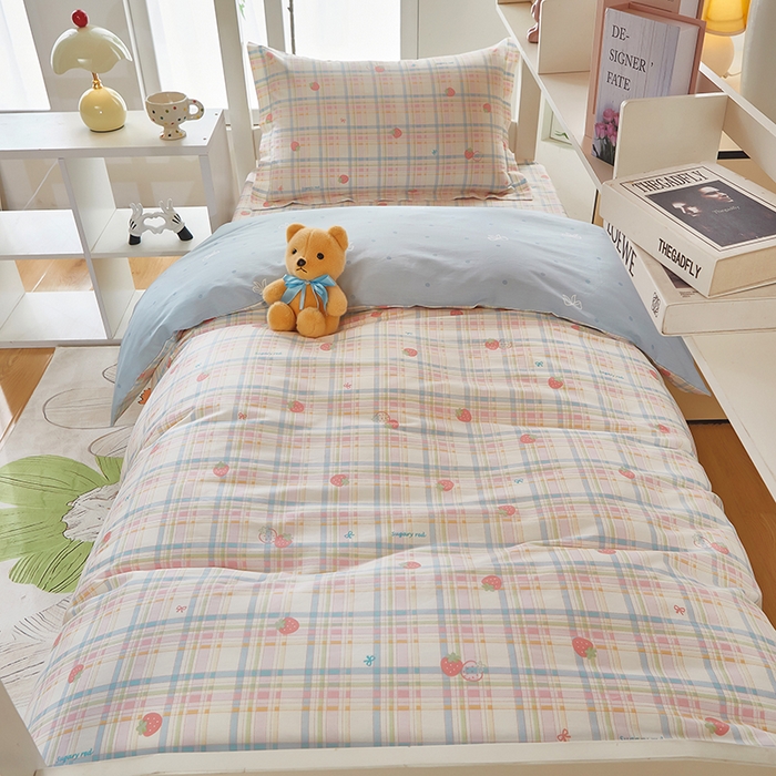 91家纺网 家纺一手货源 找家纺 安逸家纺 2024新款全棉学生三件套纯棉学生宿舍三件套 草莓派