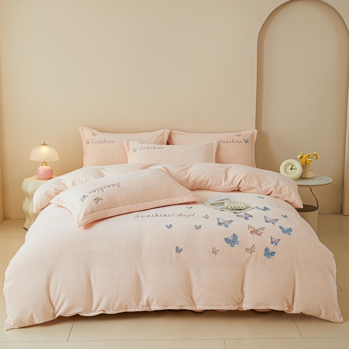 91家纺网 家纺一手货源 找家纺 莱越家纺 2025秋冬新款蝴蝶刺绣牛奶绒四件套 刺绣蝴蝶款-淡雅玉