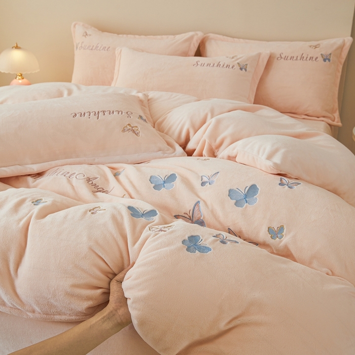 91家纺网 家纺一手货源 找家纺 莱越家纺 2025秋冬新款蝴蝶刺绣牛奶绒四件套 刺绣蝴蝶款-淡雅玉