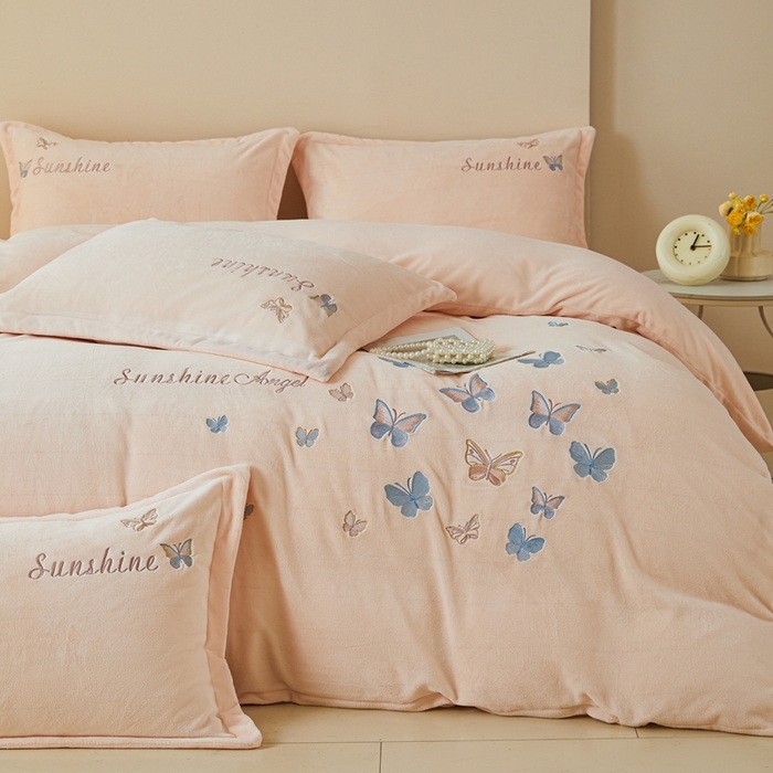 91家纺网 家纺一手货源 找家纺 莱越家纺 2025秋冬新款蝴蝶刺绣牛奶绒四件套 刺绣蝴蝶款-淡雅玉