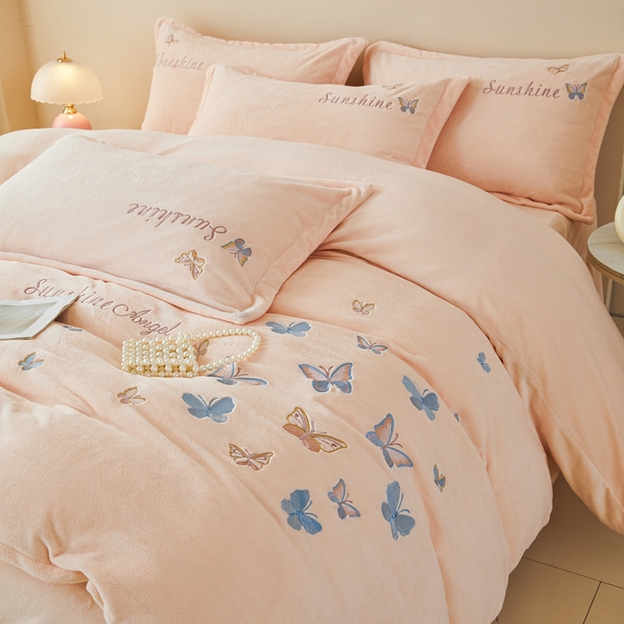 91家纺网 家纺一手货源 找家纺 莱越家纺 2025秋冬新款蝴蝶刺绣牛奶绒四件套 刺绣蝴蝶款-淡雅玉