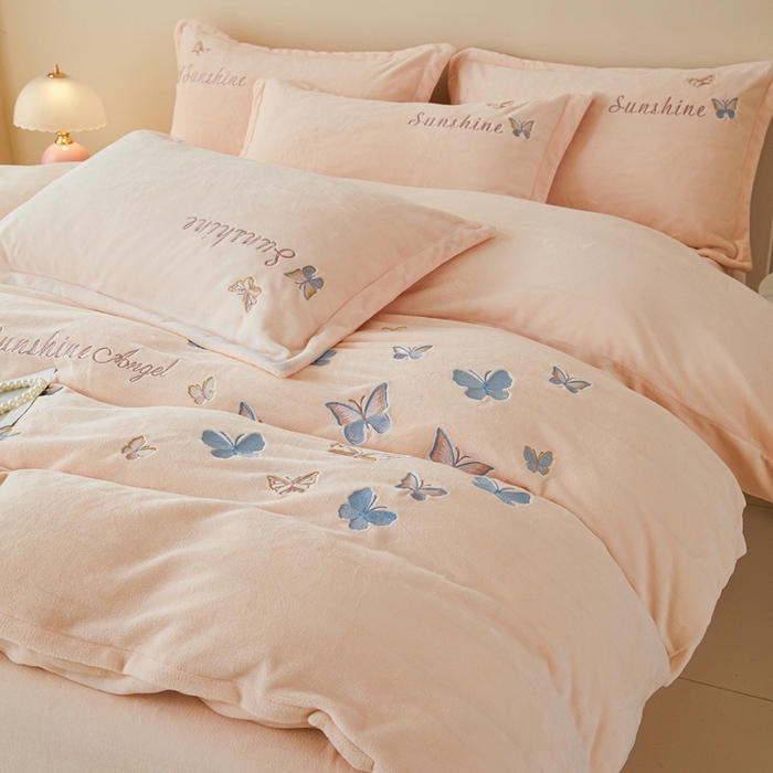 91家纺网 家纺一手货源 找家纺 莱越家纺 2025秋冬新款蝴蝶刺绣牛奶绒四件套 刺绣蝴蝶款-淡雅玉