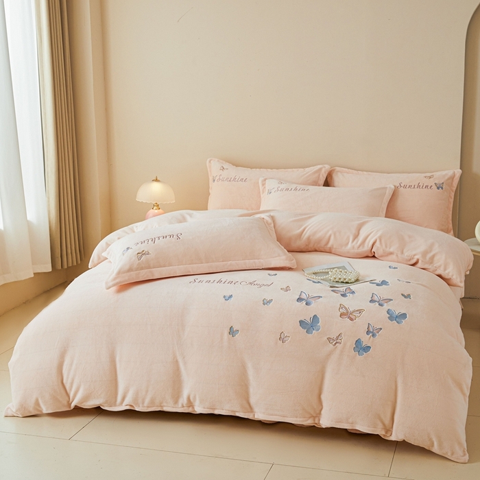 91家纺网 家纺一手货源 找家纺 莱越家纺 2025秋冬新款蝴蝶刺绣牛奶绒四件套 刺绣蝴蝶款-淡雅玉