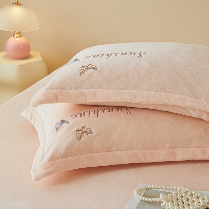 91家纺网 家纺一手货源 找家纺 莱越家纺 2025秋冬新款蝴蝶刺绣牛奶绒四件套 刺绣蝴蝶款-淡雅玉