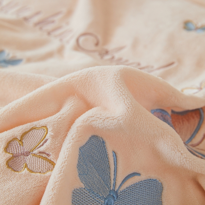 91家纺网 家纺一手货源 找家纺 莱越家纺 2025秋冬新款蝴蝶刺绣牛奶绒四件套 刺绣蝴蝶款-淡雅玉