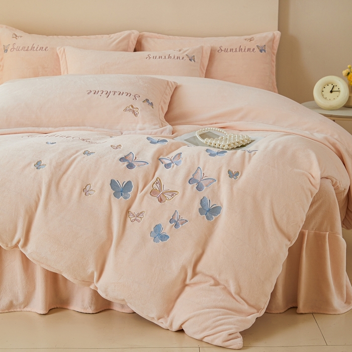 91家纺网 家纺一手货源 找家纺 莱越家纺 2025秋冬新款蝴蝶刺绣牛奶绒四件套 刺绣蝴蝶款-淡雅玉