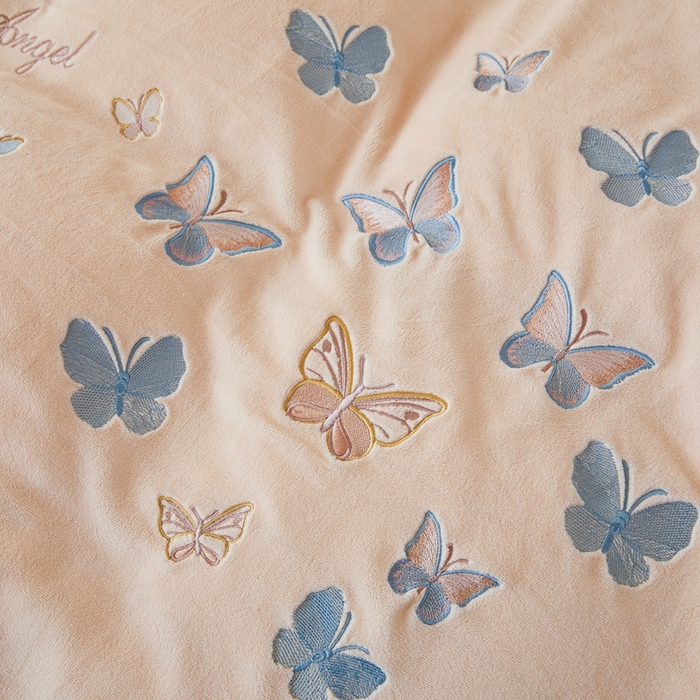 91家纺网 家纺一手货源 找家纺 莱越家纺 2025秋冬新款蝴蝶刺绣牛奶绒四件套 刺绣蝴蝶款-淡雅玉