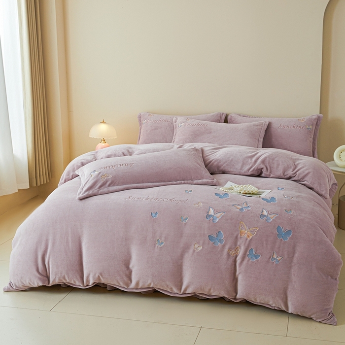 91家纺网 家纺一手货源 找家纺 莱越家纺 2025秋冬新款蝴蝶刺绣牛奶绒四件套 刺绣蝴蝶款-典雅紫