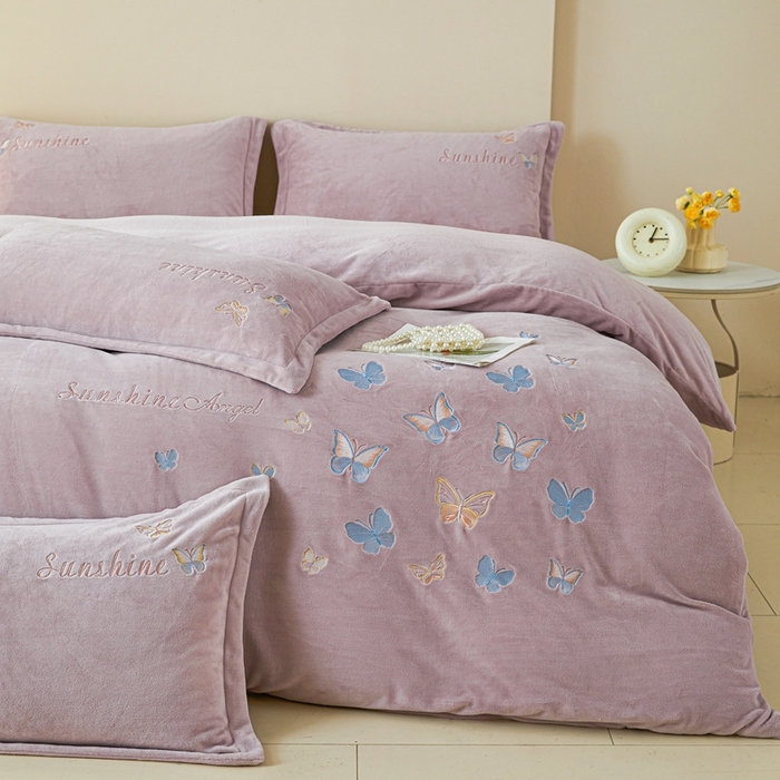 91家纺网 家纺一手货源 找家纺 莱越家纺 2025秋冬新款蝴蝶刺绣牛奶绒四件套 刺绣蝴蝶款-典雅紫