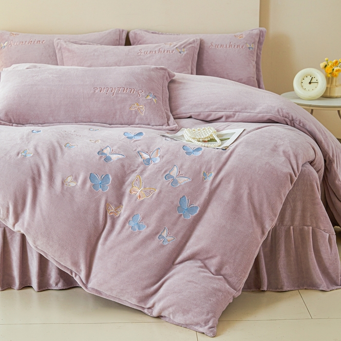 91家纺网 家纺一手货源 找家纺 莱越家纺 2025秋冬新款蝴蝶刺绣牛奶绒四件套 刺绣蝴蝶款-典雅紫