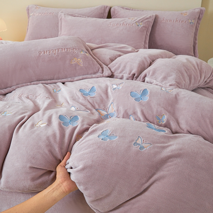 91家纺网 家纺一手货源 找家纺 莱越家纺 2025秋冬新款蝴蝶刺绣牛奶绒四件套 刺绣蝴蝶款-典雅紫