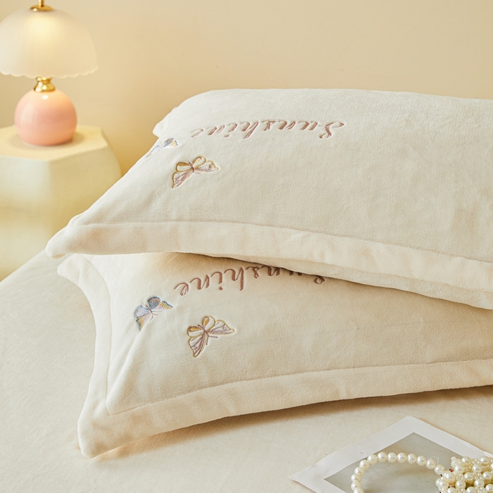 91家纺网 家纺一手货源 找家纺 莱越家纺 2025秋冬新款蝴蝶刺绣牛奶绒四件套 刺绣蝴蝶款-米白