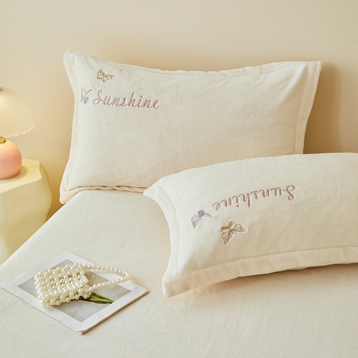 91家纺网 家纺一手货源 找家纺 莱越家纺 2025秋冬新款蝴蝶刺绣牛奶绒四件套 刺绣蝴蝶款-米白