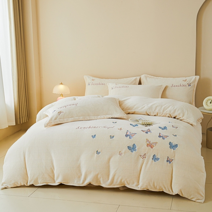 91家纺网 家纺一手货源 找家纺 莱越家纺 2025秋冬新款蝴蝶刺绣牛奶绒四件套 刺绣蝴蝶款-米白