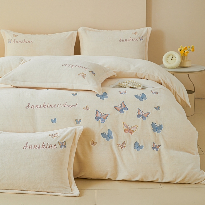 91家纺网 家纺一手货源 找家纺 莱越家纺 2025秋冬新款蝴蝶刺绣牛奶绒四件套 刺绣蝴蝶款-米白