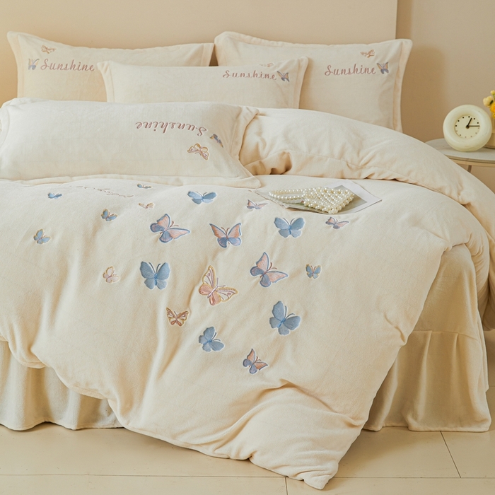 91家纺网 家纺一手货源 找家纺 莱越家纺 2025秋冬新款蝴蝶刺绣牛奶绒四件套 刺绣蝴蝶款-米白