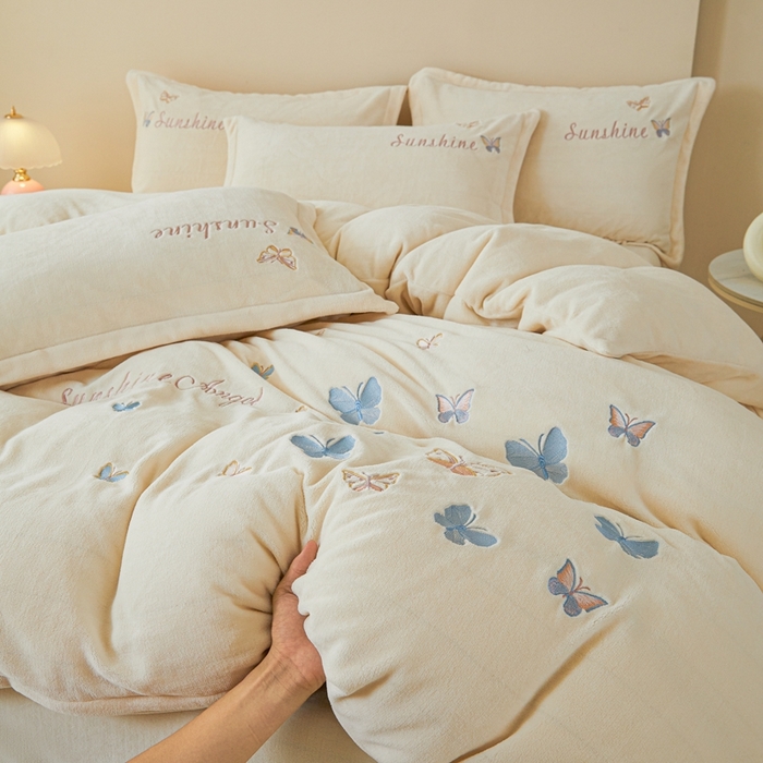 91家纺网 家纺一手货源 找家纺 莱越家纺 2025秋冬新款蝴蝶刺绣牛奶绒四件套 刺绣蝴蝶款-米白