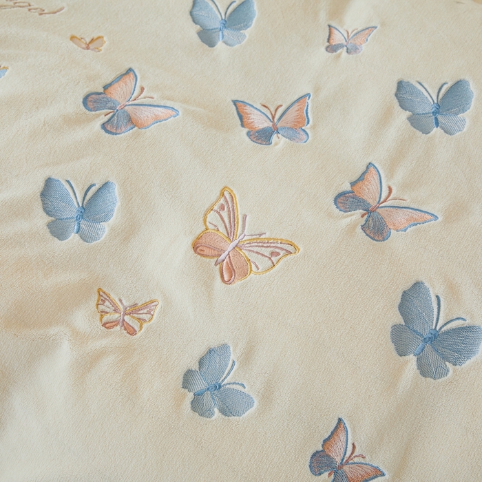 91家纺网 家纺一手货源 找家纺 莱越家纺 2025秋冬新款蝴蝶刺绣牛奶绒四件套 刺绣蝴蝶款-米白