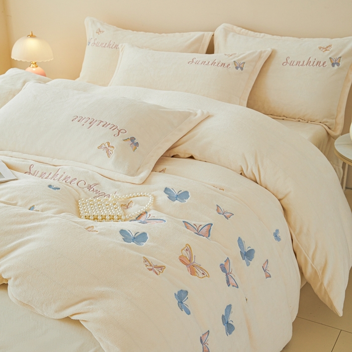 91家纺网 家纺一手货源 找家纺 莱越家纺 2025秋冬新款蝴蝶刺绣牛奶绒四件套 刺绣蝴蝶款-米白