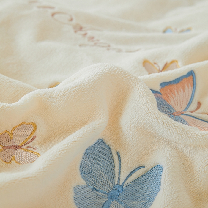91家纺网 家纺一手货源 找家纺 莱越家纺 2025秋冬新款蝴蝶刺绣牛奶绒四件套 刺绣蝴蝶款-米白