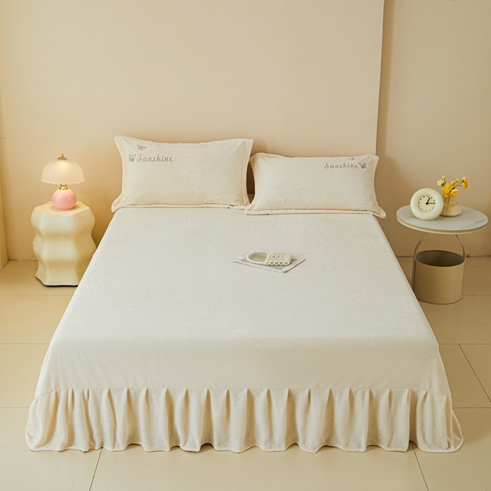 91家纺网 家纺一手货源 找家纺 莱越家纺 2025秋冬新款蝴蝶刺绣牛奶绒四件套 刺绣蝴蝶款-米白