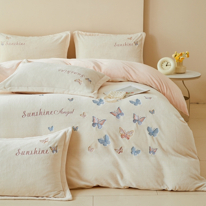 91家纺网 家纺一手货源 找家纺 莱越家纺 2025秋冬新款蝴蝶刺绣牛奶绒四件套 刺绣蝴蝶款-米白+淡雅玉