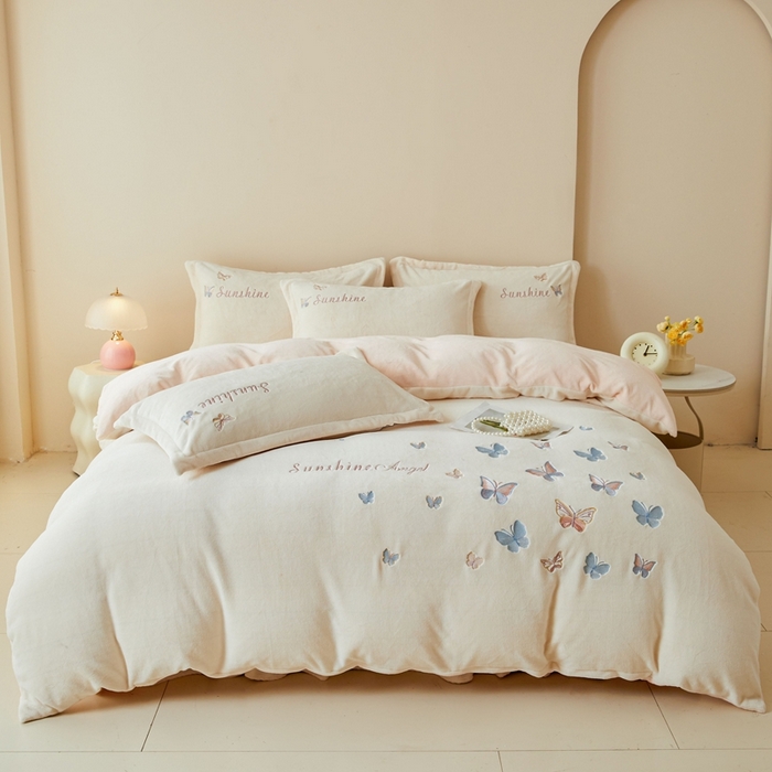 91家纺网 家纺一手货源 找家纺 莱越家纺 2025秋冬新款蝴蝶刺绣牛奶绒四件套 刺绣蝴蝶款-米白+淡雅玉