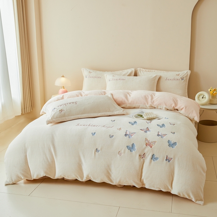 91家纺网 家纺一手货源 找家纺 莱越家纺 2025秋冬新款蝴蝶刺绣牛奶绒四件套 刺绣蝴蝶款-米白+淡雅玉