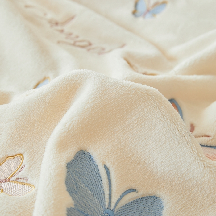 91家纺网 家纺一手货源 找家纺 莱越家纺 2025秋冬新款蝴蝶刺绣牛奶绒四件套 刺绣蝴蝶款-米白+淡雅玉