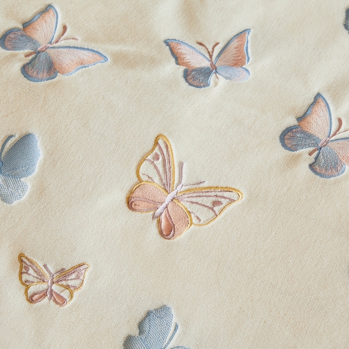 91家纺网 家纺一手货源 找家纺 莱越家纺 2025秋冬新款蝴蝶刺绣牛奶绒四件套 刺绣蝴蝶款-米白+淡雅玉