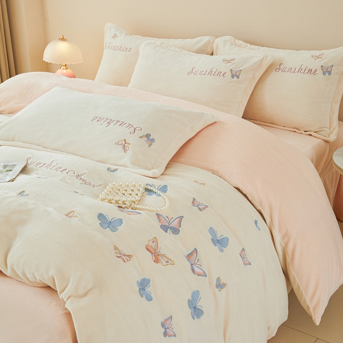 91家纺网 家纺一手货源 找家纺 莱越家纺 2025秋冬新款蝴蝶刺绣牛奶绒四件套 刺绣蝴蝶款-米白+淡雅玉