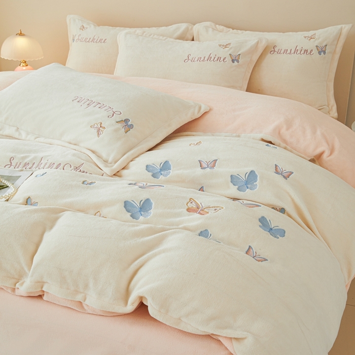 91家纺网 家纺一手货源 找家纺 莱越家纺 2025秋冬新款蝴蝶刺绣牛奶绒四件套 刺绣蝴蝶款-米白+淡雅玉