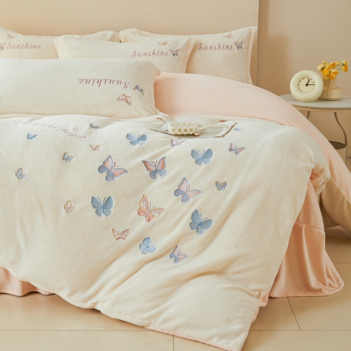 91家纺网 家纺一手货源 找家纺 莱越家纺 2025秋冬新款蝴蝶刺绣牛奶绒四件套 刺绣蝴蝶款-米白+淡雅玉