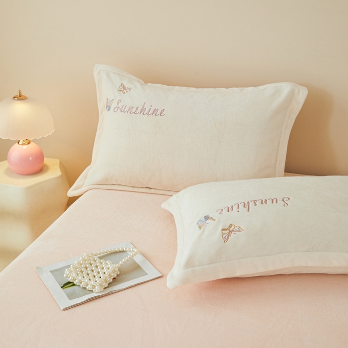 91家纺网 家纺一手货源 找家纺 莱越家纺 2025秋冬新款蝴蝶刺绣牛奶绒四件套 刺绣蝴蝶款-米白+淡雅玉