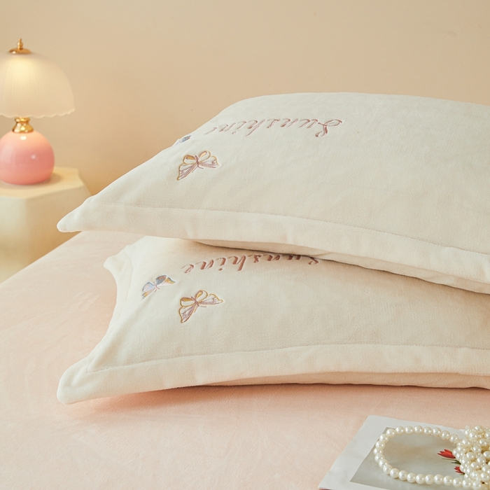 91家纺网 家纺一手货源 找家纺 莱越家纺 2025秋冬新款蝴蝶刺绣牛奶绒四件套 刺绣蝴蝶款-米白+淡雅玉