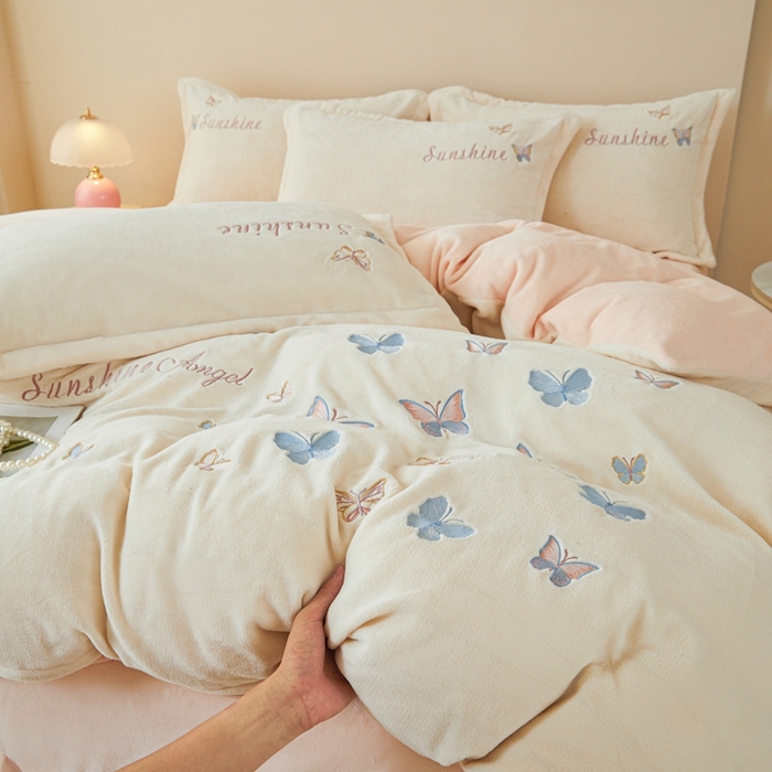 91家纺网 家纺一手货源 找家纺 莱越家纺 2025秋冬新款蝴蝶刺绣牛奶绒四件套 刺绣蝴蝶款-米白+淡雅玉