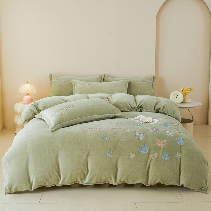 91家纺网 家纺一手货源 找家纺 莱越家纺 2025秋冬新款蝴蝶刺绣牛奶绒四件套 刺绣蝴蝶款-牛奶果绿